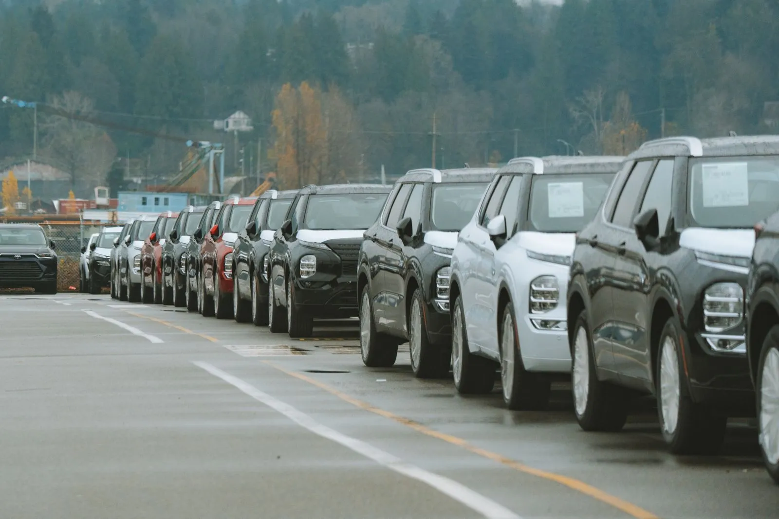 Fila de camionetas 0 km estacionadas en una agencia
